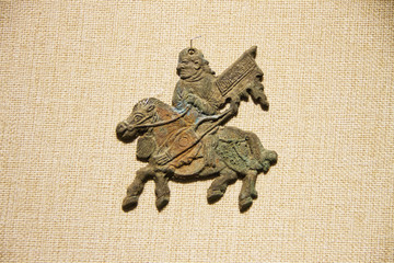 元代骑马狩猎人物铜饰件