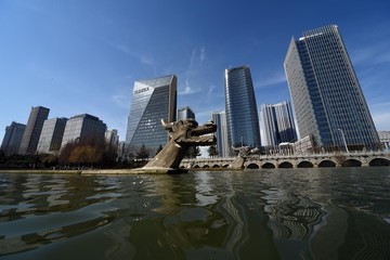 江苏淮安蓝天下的城市建筑景观