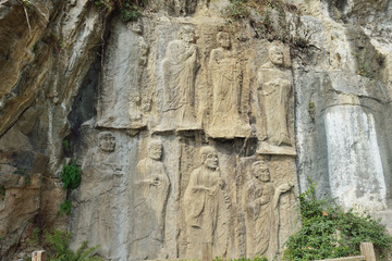 三游洞石壁人物雕刻