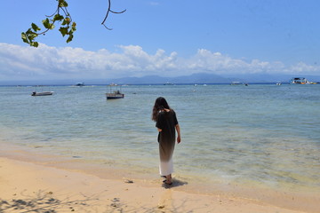 海浪沙滩美女