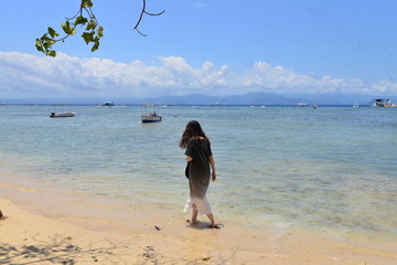 海浪沙滩美女