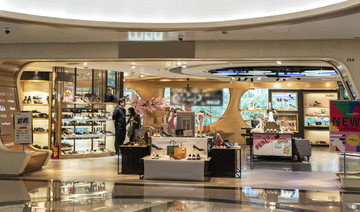 商场鞋包店