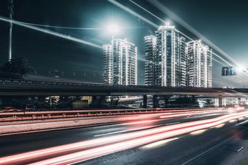 城市道路夜景和模糊的车灯