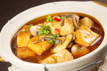 土钵口蘑炖豆腐