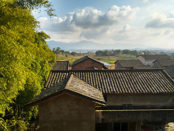 蓝天下的乡村楼房