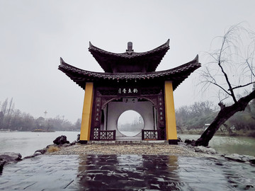 雨中钓鱼台