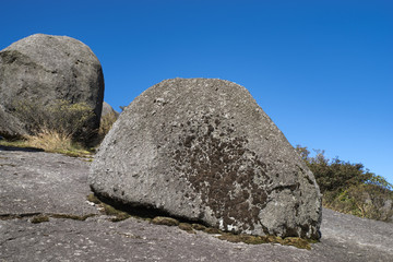 山顶巨石