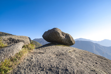 山顶巨石