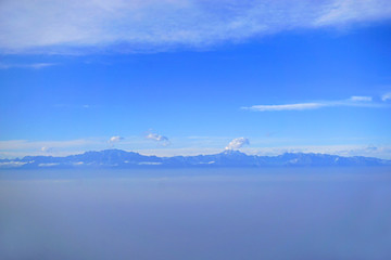 航拍冲出云层的四川龙门山山脉