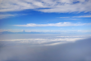 航拍冲出云层的四川龙门山山脉