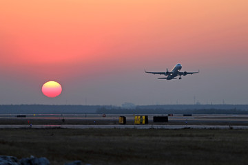 夕阳下的飞机起飞