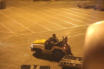 夜间机场工作车