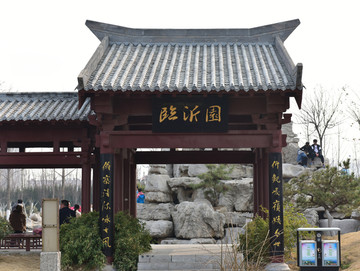 中式传统门楼青瓦屋顶