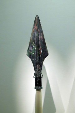 蝉纹青铜矛