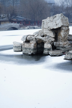 湖里的雪