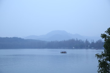 烟雨西湖