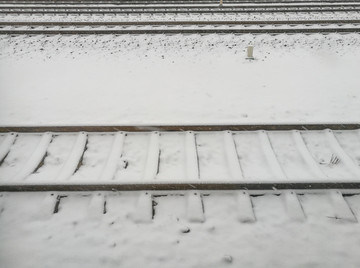 雪地里的铁轨