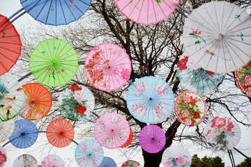 彩色油纸伞装饰背景