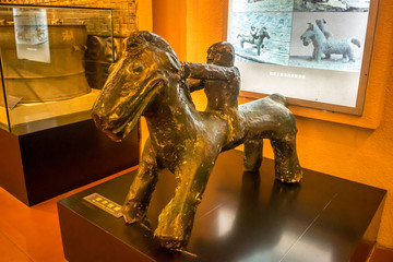 铜鼓上的马和乘骑塑像