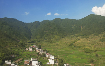 山谷里的乡村