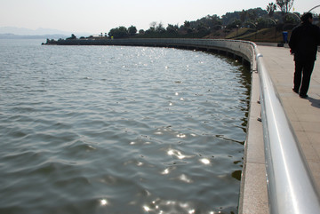 湖边步道