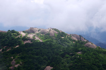 阳光普照黄山峰