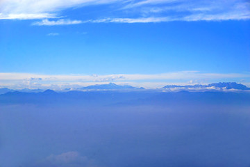 冲出云层的四川邛崃山脉