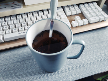 电脑桌前的茶杯