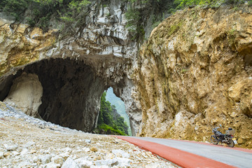 穿过岩洞的公路