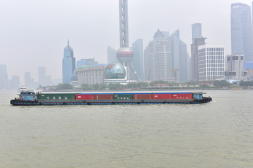 黄浦江货船