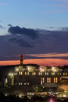 夜幕下的工厂发电厂夜景