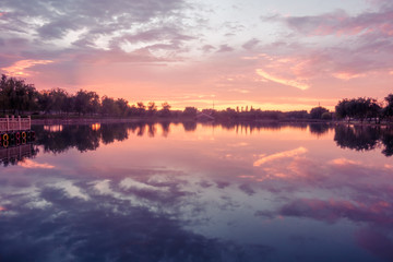 夕阳下的湖泊