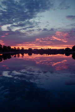 湖水倒映夕阳