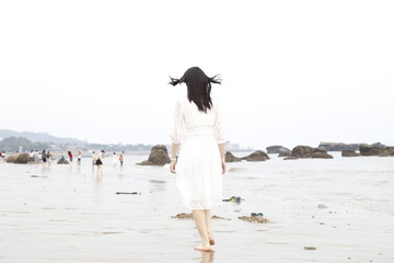海边女孩背景