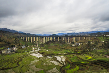 一桥飞架山水间