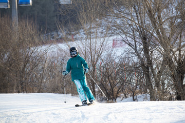 滑双板的男性滑雪者