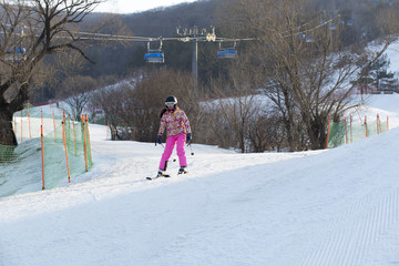 穿粉色滑雪服的女滑雪者