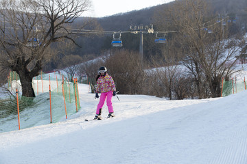 穿粉色滑雪服的女滑雪者