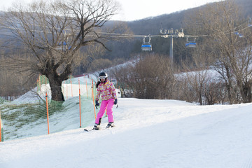 穿粉色滑雪服的女滑雪者