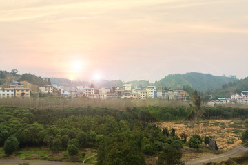 从天门山索道俯瞰张家界村庄田园