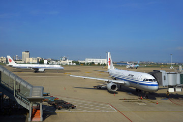 杭州机场停机坪登机桥及民航客机