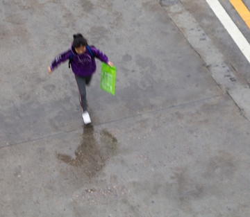 奔跑女孩避雨