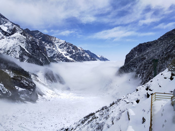 蓝天白云山峰积雪