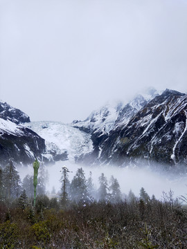 山峰积雪