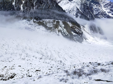 山峰积雪