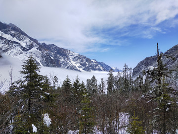 蓝天白云雪山