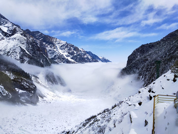蓝天白云雪山