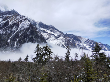 蓝天白云山峰积雪