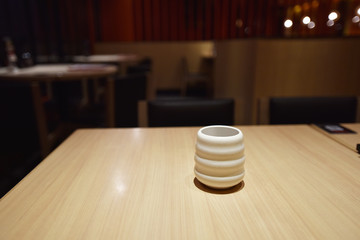 餐桌上的茶杯