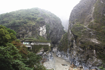 锥麓古道的峡谷和断崖